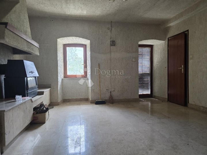 Marčelji, kuća sa okućnicom,garažom