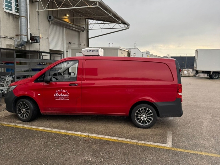 Mercedes VIto - crveni