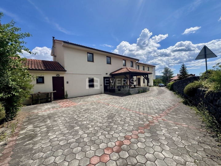 Matulji, Šapjane, poslovno stambena kuća 780 m2, velika okućnica
