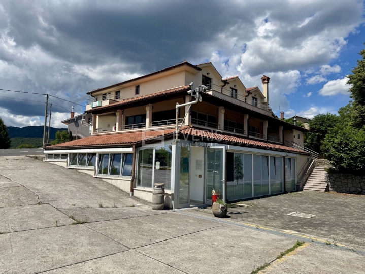 Matulji, Šapjane, poslovno stambena kuća 780 m2, velika okućnica