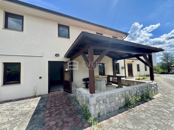 Matulji, Šapjane, poslovno stambena kuća 780 m2, velika okućnica