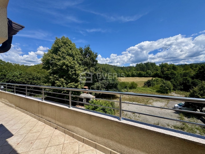 Matulji, Šapjane, poslovno stambena kuća 780 m2, velika okućnica