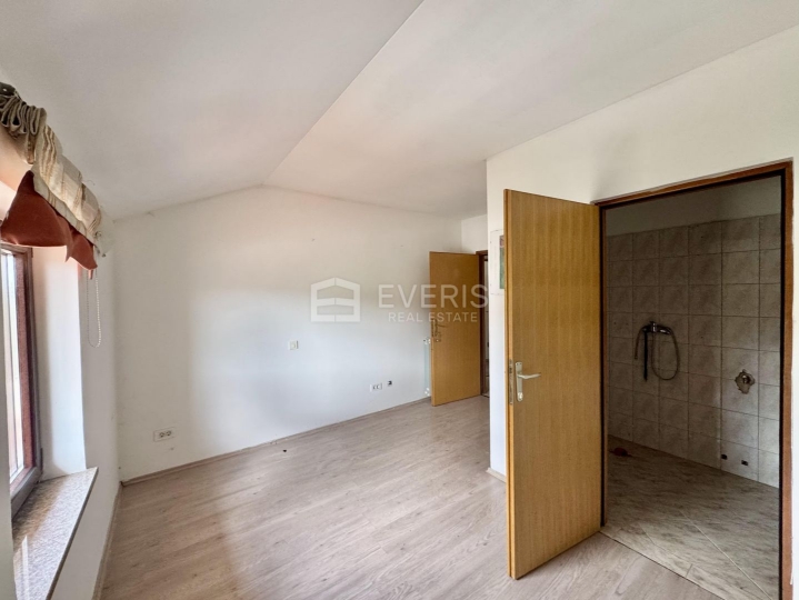 Matulji, Šapjane, poslovno stambena kuća 780 m2, velika okućnica