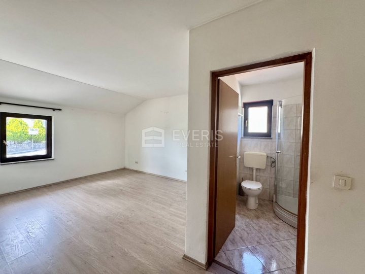 Matulji, Šapjane, poslovno stambena kuća 780 m2, velika okućnica