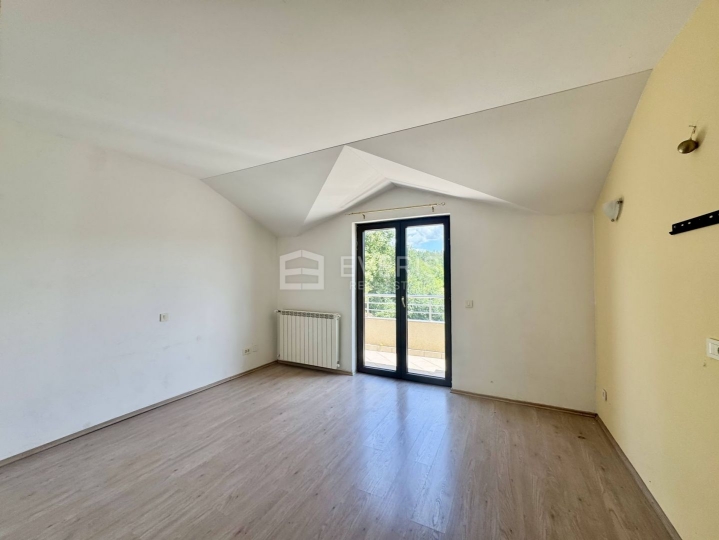 Matulji, Šapjane, poslovno stambena kuća 780 m2, velika okućnica