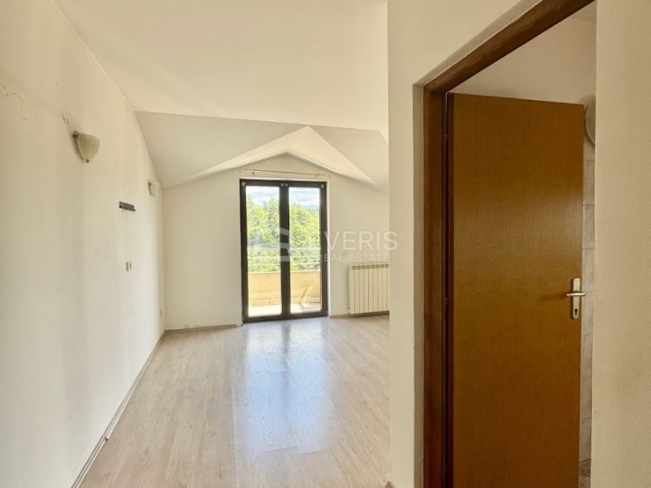 Matulji, Šapjane, poslovno stambena kuća 780 m2, velika okućnica