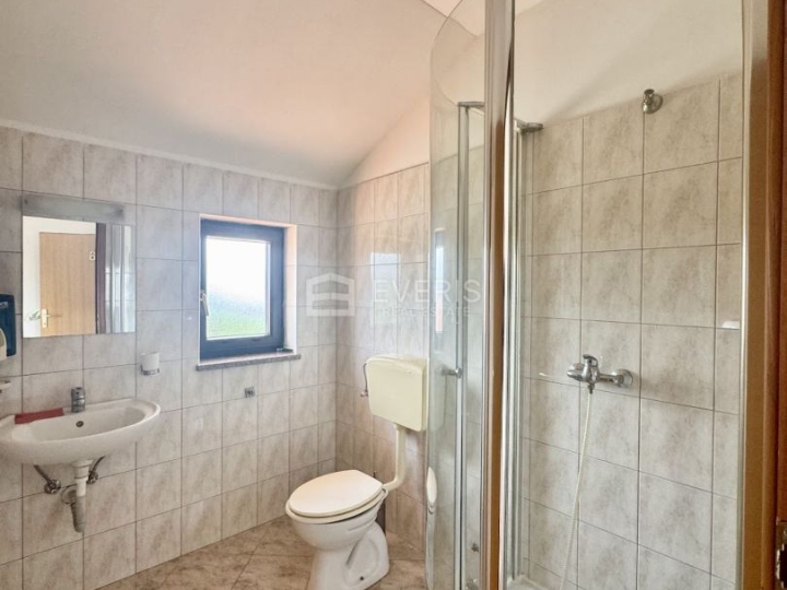 Matulji, Šapjane, poslovno stambena kuća 780 m2, velika okućnica