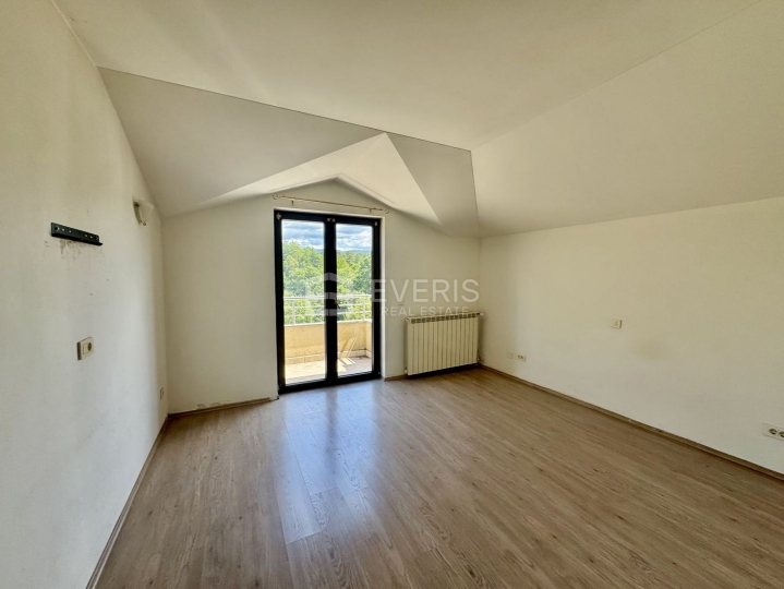 Matulji, Šapjane, poslovno stambena kuća 780 m2, velika okućnica