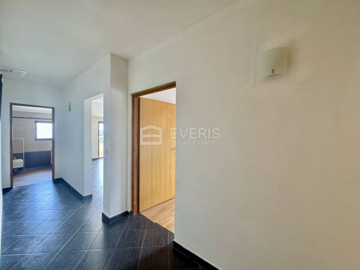 Matulji, Šapjane, poslovno stambena kuća 780 m2, velika okućnica