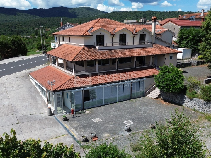 Matulji, Šapjane, poslovno stambena kuća 780 m2, velika okućnica