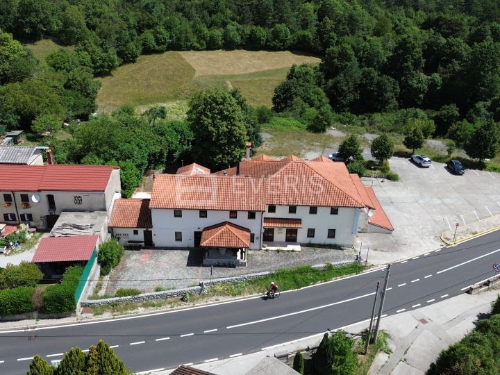 Matulji, Šapjane, poslovno stambena kuća 780 m2, velika okućnica
