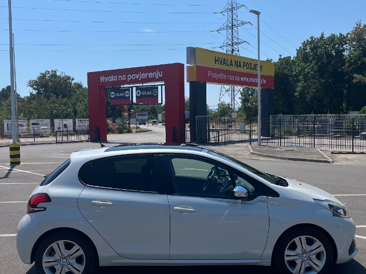 Peugeot 208 