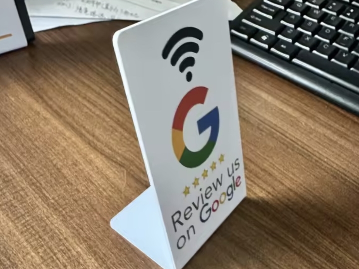 Google NFC stalak za recenzije