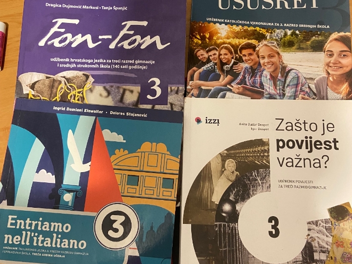 Prodajem udžbenike kao nove