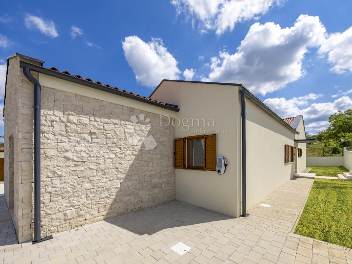 Prekrasna obiteljska prizemnica s bazenom u centralnoj Istri