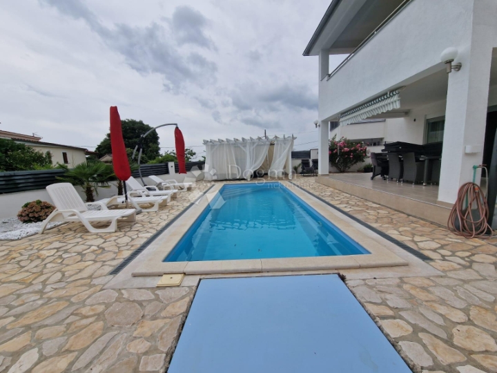 Kuća s bazenom i 2 jacuzzija te mogućnošću 2 zasebna stana