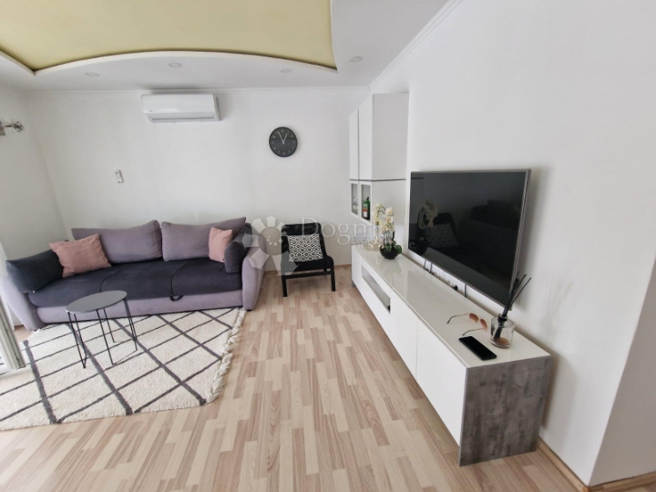Kuća s bazenom i 2 jacuzzija te mogućnošću 2 zasebna stana
