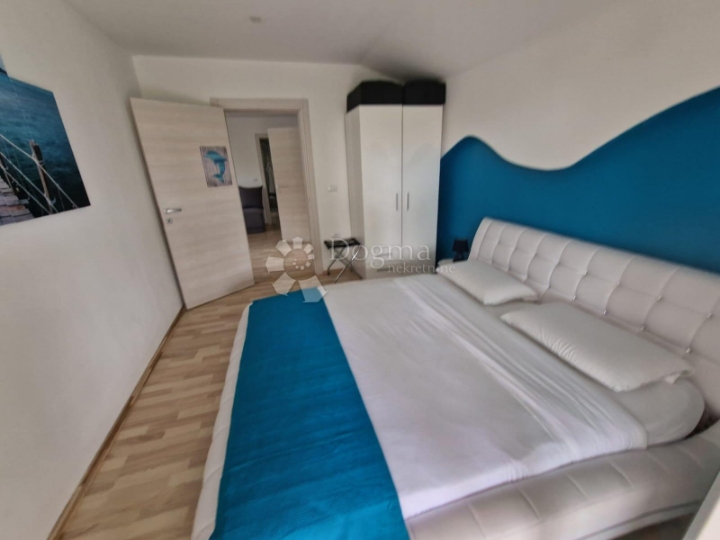 Kuća s bazenom i 2 jacuzzija te mogućnošću 2 zasebna stana