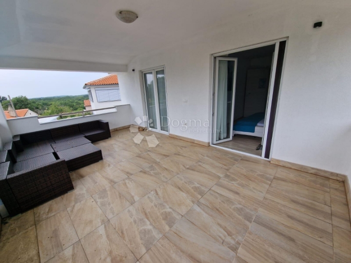 Kuća s bazenom i 2 jacuzzija te mogućnošću 2 zasebna stana