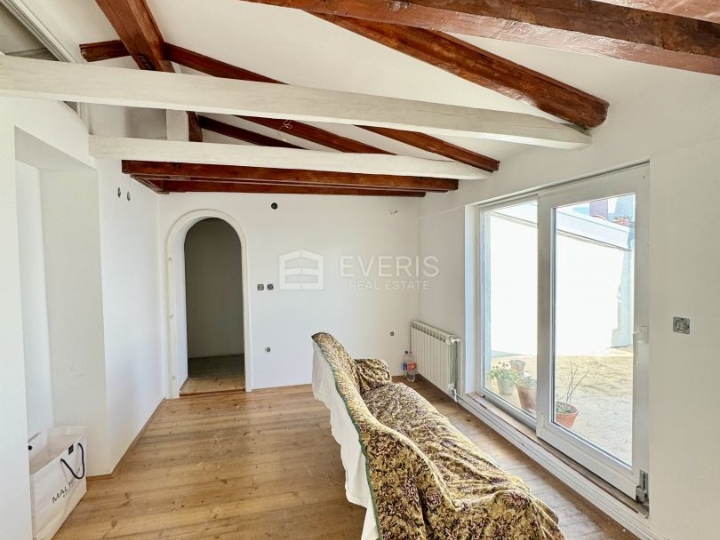 Opatija, stan i garsonijera 109 m2, 1. red do mora