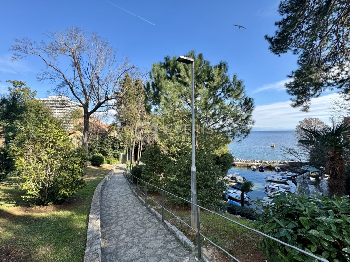 Opatija, stan i garsonijera 109 m2, 1. red do mora