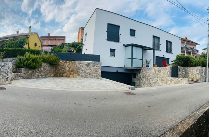 Zamet, novoizgrađena kuća! 