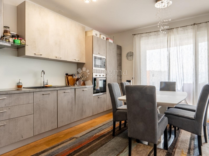Martinkovac, 96.20m2, 3S+DB novogradnja, balkon, pogled