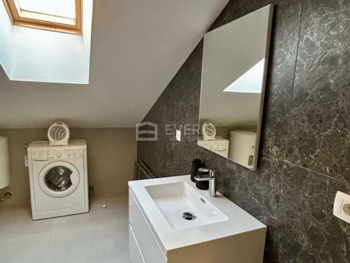 Rijeka, centar, najam, dvosobni stan 65 m2