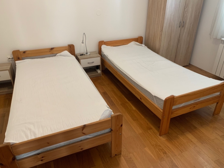 Dva očuvana kreveta s urednim madracem