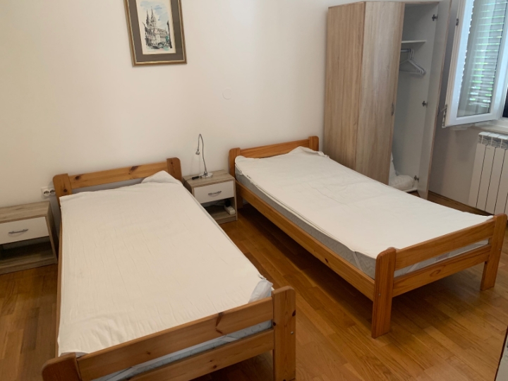 Dva očuvana kreveta s urednim madracem