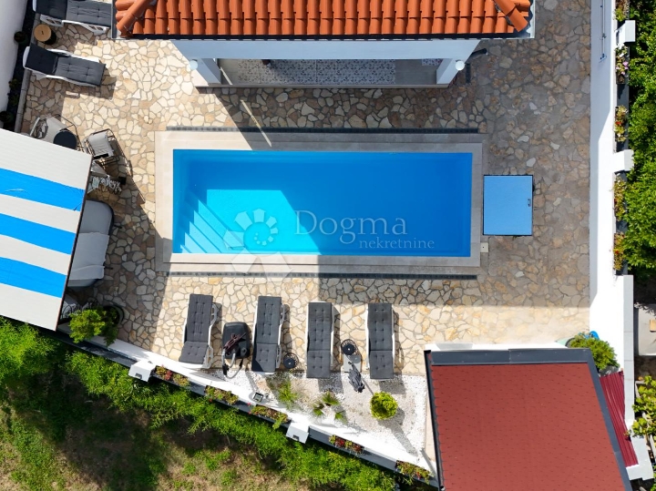 Kuća s bazenom i 2 jacuzzija - Krnica