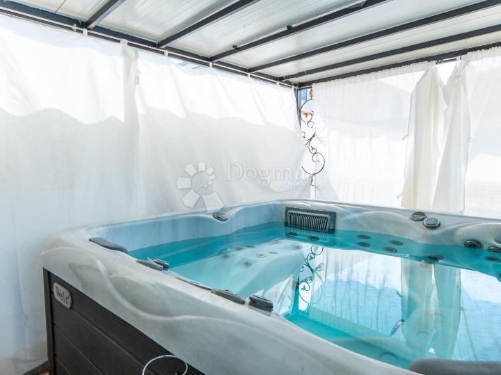 Kuća s bazenom i 2 jacuzzija - Krnica