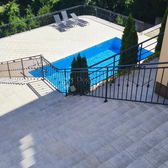 Odličan stan u zgradi s bazenom u idiličnom okruženju