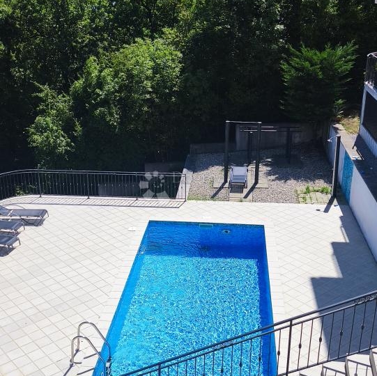 Odličan stan u zgradi s bazenom u idiličnom okruženju