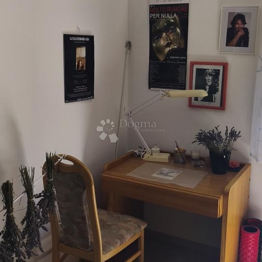 Odličan stan u zgradi s bazenom u idiličnom okruženju