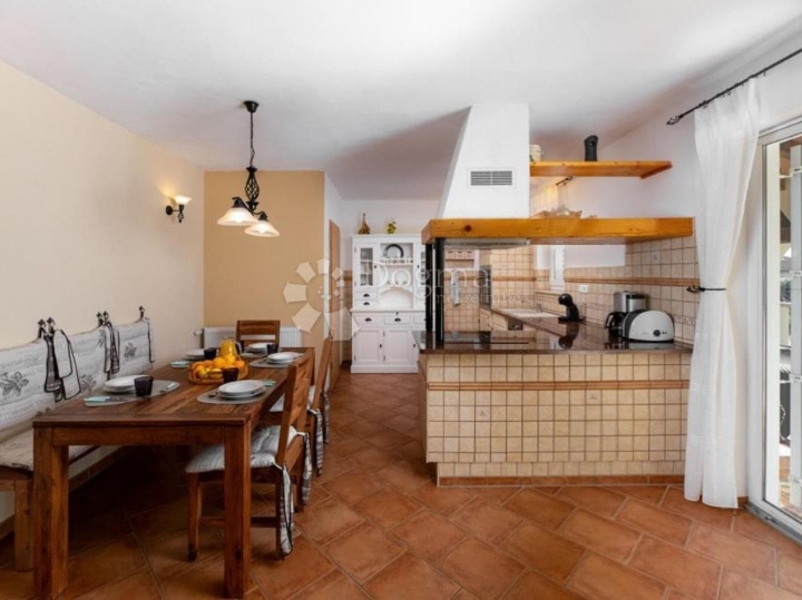 Labin, okolica kuća s bazenom i pogledom na more
