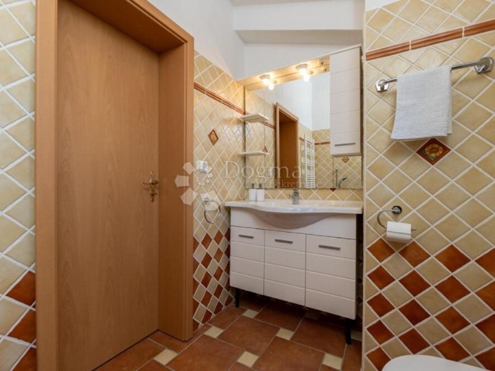 Labin, okolica kuća s bazenom i pogledom na more