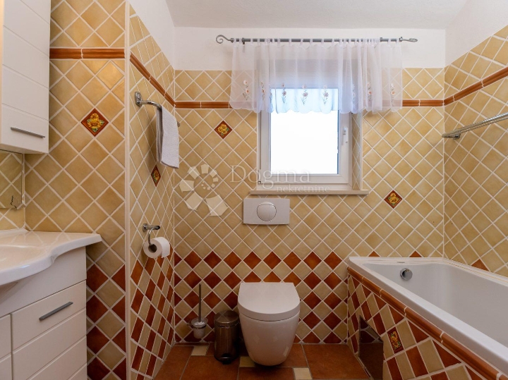 Labin, okolica kuća s bazenom i pogledom na more