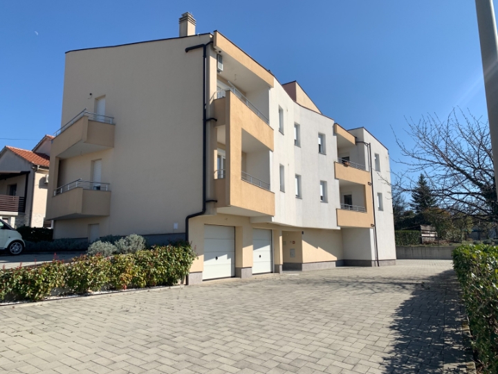 Višeobiteljska kuća, prodajem