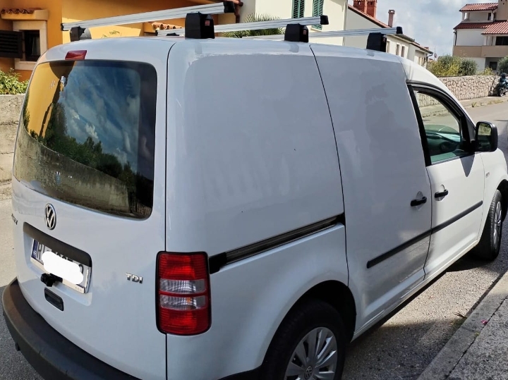 Prodajem VW Caddy, 2011. godište