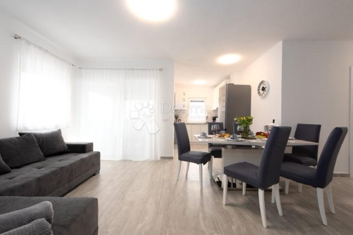Namješten apartman u novogradnji