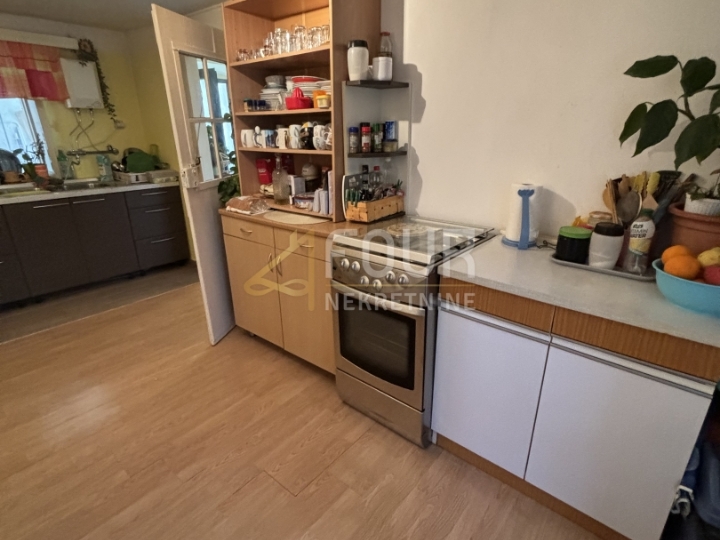 Jelenje, kuća u nizu - starina, P+1, okućnica