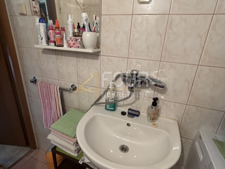 Jelenje, kuća u nizu - starina, P+1, okućnica