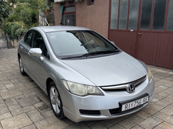 Honda Civic Sedan 1.8 i-vtec 140ks