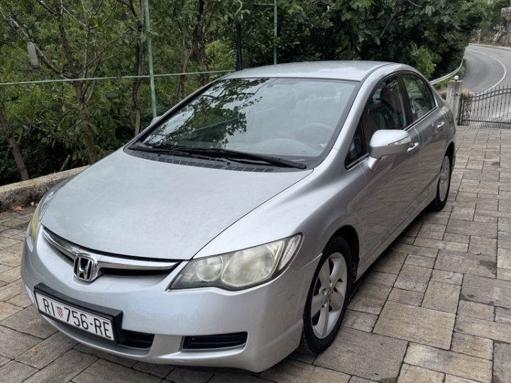 Honda Civic Sedan 1.8 i-vtec 140ks