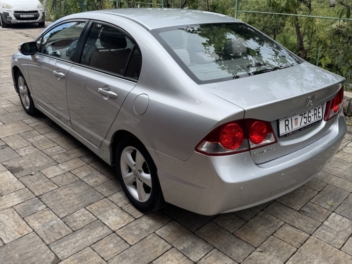 Honda Civic Sedan 1.8 i-vtec 140ks