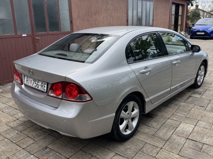 Honda Civic Sedan 1.8 i-vtec 140ks