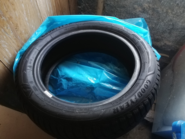 Goodyer zimske gume 195/55 R16