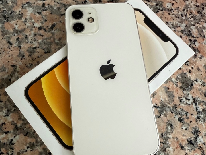 IPhone 12 – 64 GB – Odlično stanje