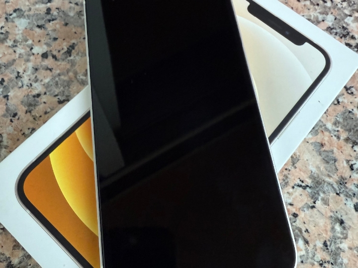 IPhone 12 – 64 GB – Odlično stanje